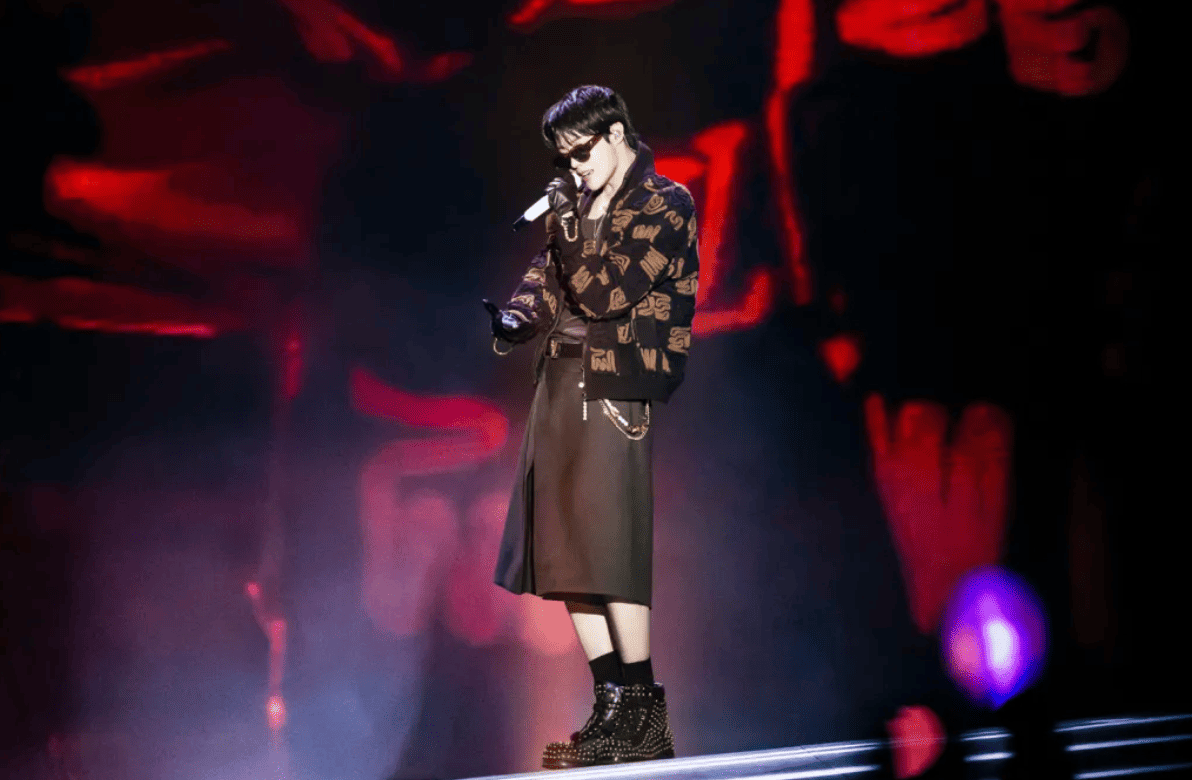 J hope Le Gala des Pièces Jaunes in Paris 